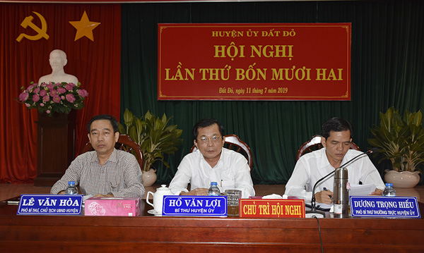 Các ông: Hồ Văn Lợi, Tỉnh ủy viên, Bí thư Huyện ủy Đất Đỏ (giữa); Dương Trọng Hiếu, Phó Bí thư Thường trực Huyện ủy Đất Đỏ (bìa phải); Lê Văn Hòa, Phó Bí thư Huyện ủy, Chủ tịch UBND huyện Đất Đỏ (bìa trái) chủ trì hội nghị.  