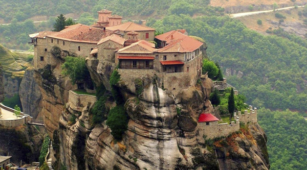 Tu viện Meteora xây dựng trên núi cao.
