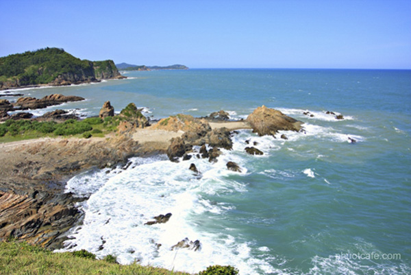 Bãi biển ở Cô Tô xanh thẳm quanh năm. 