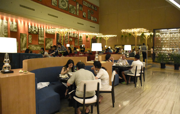 Không gian sang trọng tại nhà hàng Riviera.