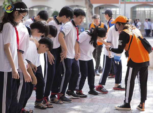 Sinh viên Nguyễn Thị Ngọc Diễm làm hoạt náo viên cho một chương trình thực tế dành cho học sinh TP.Vũng Tàu.