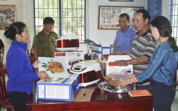 Một số người dân ấp Phú Bình, xã Hòa Hiệp, huyện Xuyên Mộc đã mua của nhóm người xưng là Công ty Toàn Cầu các mặt hàng điện tử không rõ chất lượng với giá cao gấp nhiều lần so với giá bán tại các siêu thị điện máy.