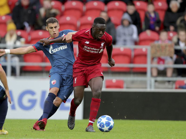 Adekanye (bìa phải) đã không thể trụ lại Liverpool.