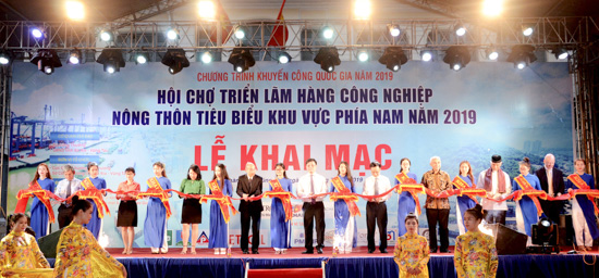 Các đại biểu cắt băng khai mạc Hội chợ Triển lãm hàng công nghiệp nông thôn tiêu biểu khu vực phía Nam năm 2019.