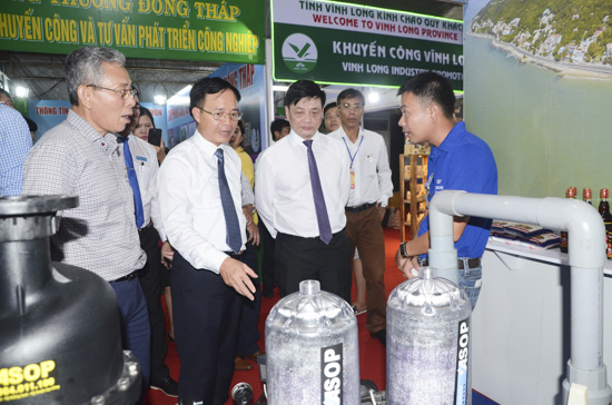 Ông Ngô Quang Trung, Cục trưởng Cục Công thương địa phương (thứ 2 từ trái sang); Nguyễn Thành Long, Ủy viên Ban Thường vụ Tỉnh ủy, Phó Chủ tịch UBND tỉnh (thứ 3 từ trái sang) cùng các đại biểu tham quan gian hàng của Sở Công thương BR-VT.