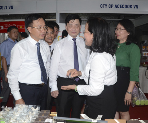 Ông Ngô Quang Trung, Cục trưởng Cục Công thương địa phương (bìa trái); Nguyễn Thành Long, Ủy viên Ban Thường vụ Tỉnh ủy, Phó Chủ tịch UBND tỉnh (thứ 2 từ trái sang) cùng các đại biểu tham quan gian hàng chocolate của Công ty TNHH Nông nghiệp công nghệ cao Vũng Tàu.