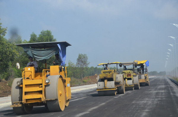 6 tháng cuối năm 2019, huyện Đất Đỏ sẽ xây dựng phương án đấu giá đất công để thu hút các nhà đầu tư. Trong ảnh: KCN Đất Đỏ 1 đang hoàn thiện cơ sở hạ tầng.