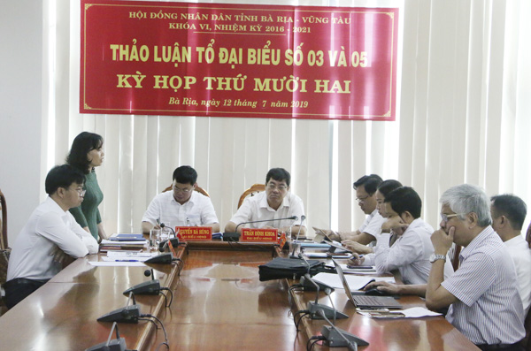 Các ông: Trần Đình Khoa, Ủy viên Ban Thường vụ Tỉnh ủy, Phó Chủ tịch HĐND tỉnh; Nguyễn Bá Hùng, Chủ tịch UBND huyện Long Điền điều hành thảo luận Tổ đại biểu số 3 và 5.