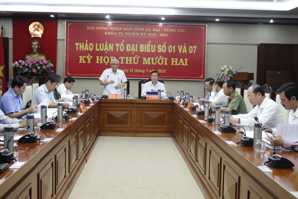 Ông Trần Phúc Chỉnh, Trưởng Ban Kinh tế-Ngân sách HĐND tỉnh chủ trì thảo luận Tổ đại biểu số 1 và số 7.