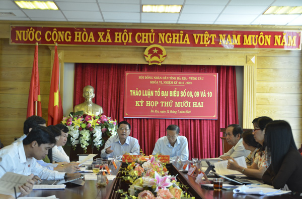 Ông Đỗ Văn Bửu, Chủ nhiệm Ủy ban Kiểm tra Tỉnh ủy điều hành thảo luận Tổ đại biểu số 8, số 9 và số 10.