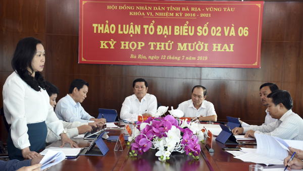Ông Nguyễn Văn Xinh, Ủy viên Ban Thường vụ, Trưởng ban Tuyên giáo Tỉnh ủy; ông Huỳnh Văn Hồng, Phó Trưởng Ban Văn hóa-Xã hội HĐND tỉnh chủ trì buổi thảo luận Tổ số 2 và số 6.