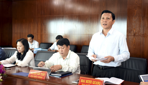 Đại biểu HĐND tỉnh Mai Minh Quang phát biểu tại Tổ đại biểu số 2 và số 6.