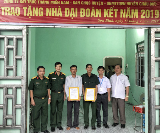 Đại diện Ban CHQS, Ủy ban MTTQVN huyện Châu Đức và Công ty Bay trực thăng miền Nam trao quyết định cấp nhà đại đoàn kết cho 2 quân nhân dự bị.