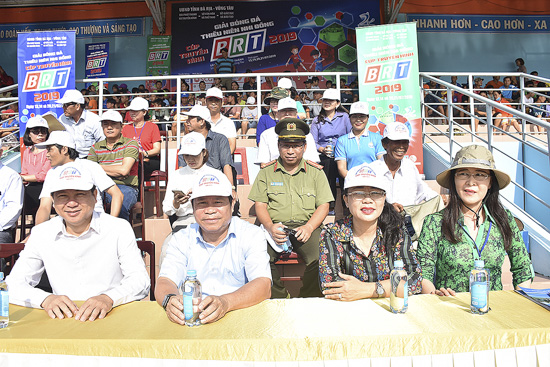: Ông Nguyễn Văn Xinh, Ủy viên Ban Thường vụ Tỉnh ủy, Trưởng Ban Tuyên giáo Tỉnh ủy (thứ 2 từ sáng qua); ông Trần Văn Tuấn, Tỉnh ủy viên, Phó Chủ tịch UBND tỉnh (bìa trái); bà Nguyễn Thị Thu Hương, Phó Chủ tịch UBND TP. Vũng Tàu (thứ 2 từ phải qua); bà Trần Ngọc Thân, Giám đốc Đài PT-TH tỉnh (bìa phải) tham dự lễ khai mạc.