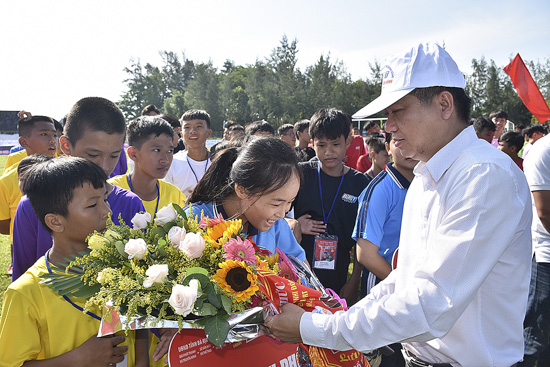 Ông Trần Văn Tuấn, Tỉnh ủy viên, Phó Chủ tịch UBND tỉnh tặng hoa cho các đội về dự giải.