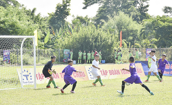 Pha bóng hãm thành của các cầu thủ U11 Xuyên Mộc trước khung thành U11 Long Điền 1.