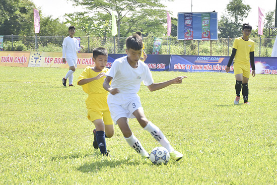 Pha tranh bóng của trận đấu U13 Vũng Tàu (trái) gặp U13 Long Điền.