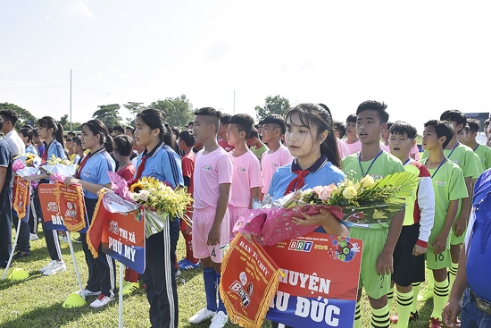 Các cầu thủ nhí về tham dự giải.