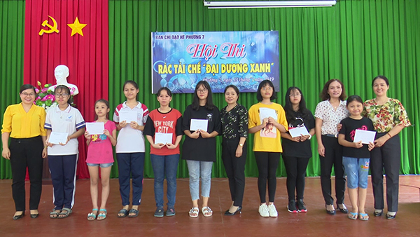 Ban Tổ chức trao các giải thưởng cho các đội.