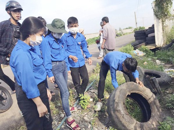 Đoàn viên, thanh niên xã Nghĩa Thành, huyện Châu Đức ra quân diệt lăng quăng tại các điểm xảy ra ổ dịch SXH.