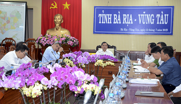 Ông Lê Tuấn Quốc, Phó Chủ tịch UBND tỉnh (giữa) chủ trì tại điểm cầu BR-VT.