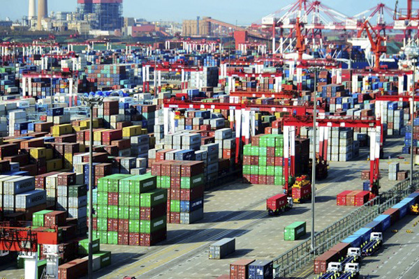 Hàng hóa được bốc xếp tại Sơn Đông, Trung Quốc. 