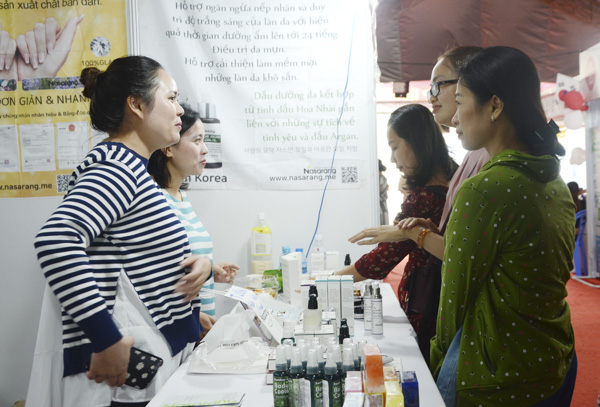 Khách chọn mua tinh dầu Nasarang của Hàn Quốc tại hội chợ.