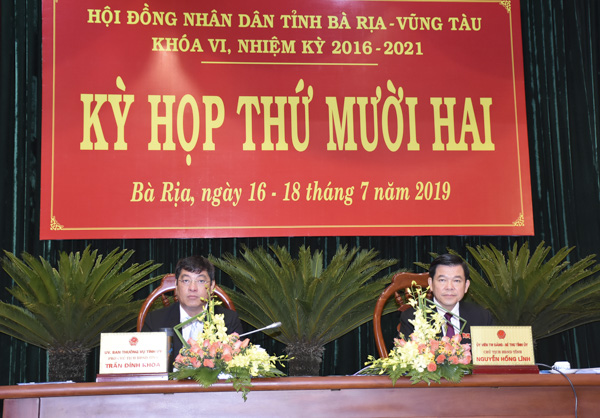 Các ông: Nguyễn Hồng Lĩnh, Ủy viên Trung ương Đảng, Bí thư Tỉnh ủy, Chủ tịch HĐND tỉnh; Trần Đình Khoa, Ủy viên Ban Thường vụ Tỉnh ủy, Phó Chủ tịch HĐND tỉnh chủ tọa kỳ họp. 