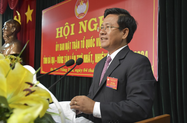 Ông Bùi Chí Thành, Ủy viên Dự khuyết Trung ương Đảng, Chủ tịch UBMTTQVN tỉnh trình bày báo cáo tóm tắt tổng hợp ý kiến kiến nghị của cử tri tại kỳ họp. 