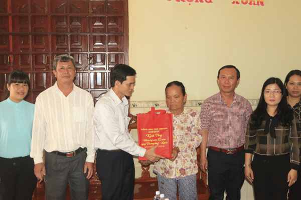 Ông Dương Trọng Hiếu, Phó Bí thư Thường trực Huyện ủy Đất Đỏ thăm, tặng quà gia đình thân nhân Anh hùng Lực lượng Vũ trang nhân dân Châu Văn Biếc. Ảnh: TUẤN VŨ