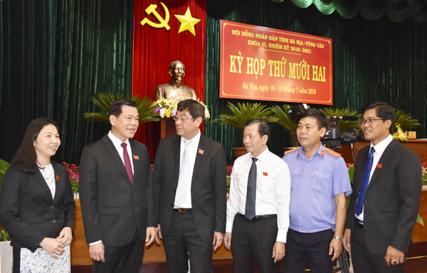 Ông Nguyễn Hồng Lĩnh, Ủy viên Trung ương Đảng, Bí thư Tỉnh ủy, Chủ tịch HĐND tỉnh trao đổi với các đại biểu HĐND tỉnh bên lề Kỳ họp.   Ảnh: BÙI HƯƠNG
