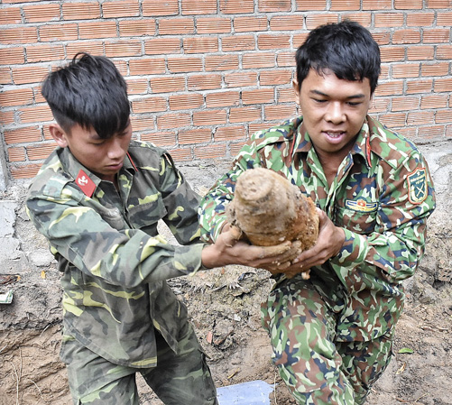 Lực lượng công binh vận chuyển quả đạn pháo về nơi xử lý.