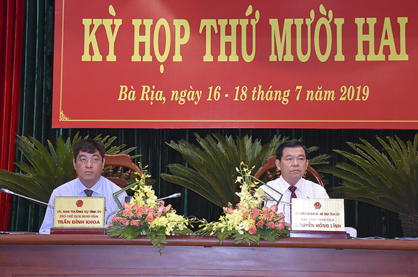 Ông Nguyễn Hồng Lĩnh, Ủy viên Trung ương Đảng, Bí thư Tỉnh ủy, Chủ tịch HĐND tỉnh (bên phải) và ông Trần Đình Khoa, Ủy viên Ban Thường vụ Tỉnh ủy, Phó Chủ tịch HĐND tỉnh (bên trái) chủ tọa Kỳ họp. 