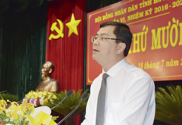 Ông Nguyễn Công Vinh, Chủ tịch UBND huyện Châu Đức báo cáo về tình hình triển khai Dự án Khu công nghiệp đô thị Châu Đức.