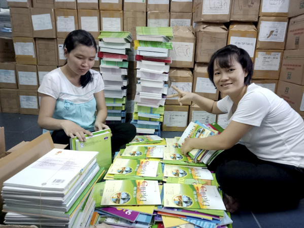 Nhân viên Công ty CP sách - thiết bị trường học tỉnh BR-VT sắp xếp, phân loại SGK tại kho.