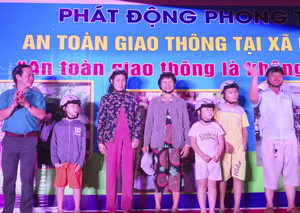 Đại diện Công ty TNHH Hóa dầu Long Sơn tặng nón bảo hiểm cho người dân xã Long Sơn (TP.Vũng Tàu).