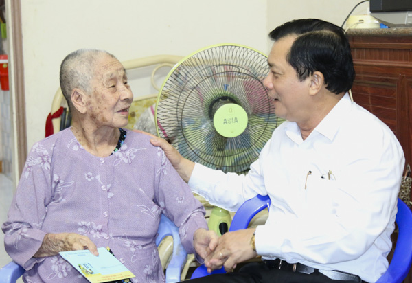 Ông Hồ Văn Lợi, Bí thư Huyện ủy Đất Đỏ ân cần hỏi thăm sức khỏe Mẹ Việt Nam Anh hùng Dương Thị Bé.