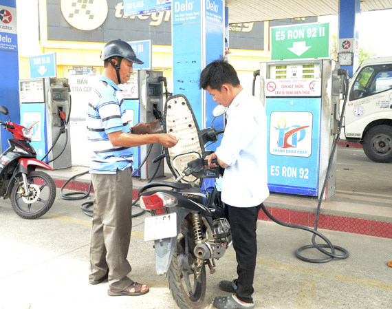 Khách hàng đổ xăng tại cây xăng trên đường 30/4, TP. Vũng Tàu chiều 17/7.
