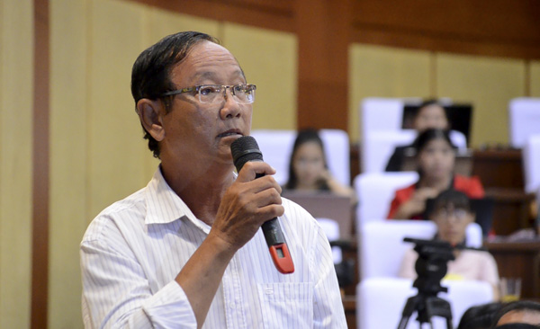 Lần đầu tiên, một ngư dân được mời đến nghị trường trực tiếp nêu ý kiến chất vấn về vấn đề khai thác tận diệt nguồn lợi thủy sản. Trong ảnh: Ngư dân Lê Hữu Thế (KP Hải Sơn, TT. Phước Hải, huyện Đất Đỏ) cho rằng, cơ quan chức năng chưa quyết liệt trong xử lý tàu cá đánh bắt thủy sản. Ảnh: MẠNH THẮNG