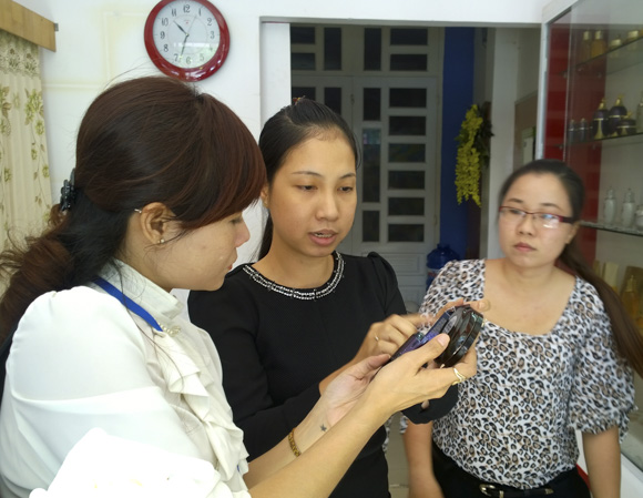 Nhân viên một cửa hàng kinh doanh mỹ phẩm trên địa bàn TP. Vũng Tàu (giữa) tư vấn, giới thiệu các dòng mỹ phẩm cho khách hàng.