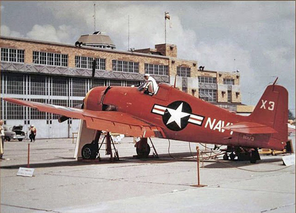 Kỹ sư máy tính kiểm tra hệ thống lái tự động lần cuối trước khi chiếc Hellcat cất cánh.