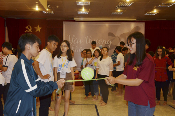 Những người sáng mắt phải nhắm mắt khi tham gia các trò chơi để thử cảm giác với “thế giới không màu”.