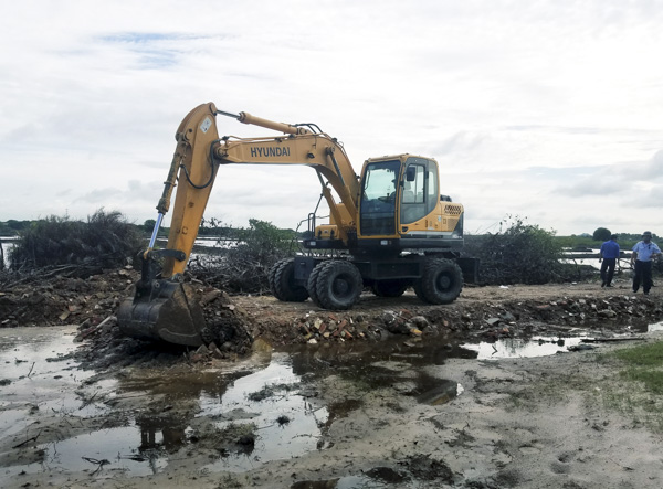 Xe cuốc của lực lượng chức năng TP. Vũng Tàu phá bỏ đoạn đường làm trái phép trên đất nhà nước quản lý.