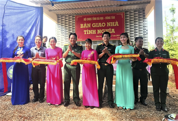 Lãnh đạo Bộ CHQS tỉnh và chính quyền địa phương thực hiện nghi thức bàn giao nhà tình nghĩa cho Thượng úy Nguyễn Văn Thắng Lợi. 