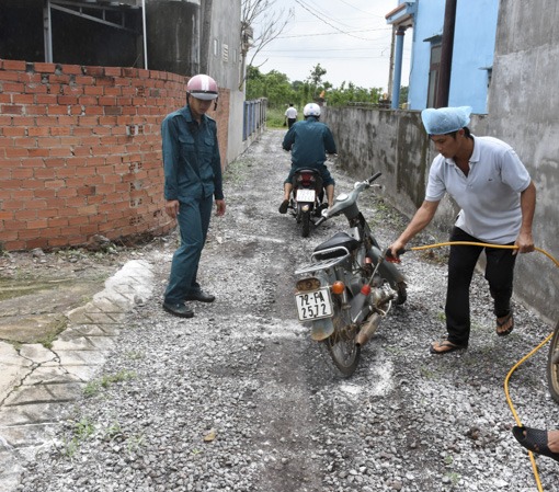 Cán bộ Trạm Thú y huyện Châu Đức phun xịt khử trùng phương tiện đi qua khu vực xuất hiện ổ dịch tả heo châu Phi.