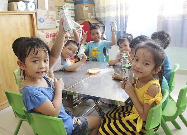 HS Trường MN Thắng Nhì uống sữa học đường.