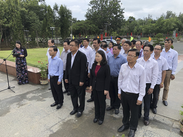 Đoàn Công tác của tỉnh viếng Nghĩa trang Hàng Dương.