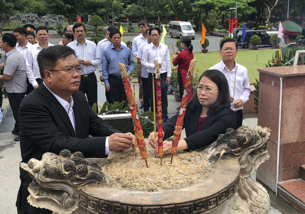 Bà Nguyễn Thị Yến, Phó Bí thư Thường trực Tỉnh ủy, Trưởng Đoàn ĐBQH tỉnh và ông Nguyễn Văn Trình, Phó Bí thư Tỉnh ủy, Chủ tịch UBND tỉnh thắp nhang tưởng nhớ, tri ân các liệt sĩ và đồng bào yêu nước đã hy sinh vì độc lập, tự do của dân tộc.  