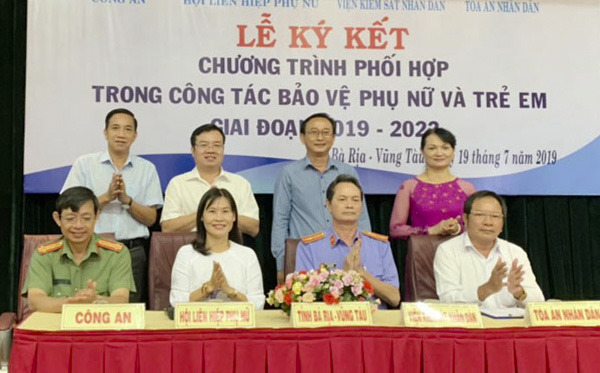 Đại diện Hội LHPN tỉnh, Công an tỉnh, TAND tỉnh và VKSND tỉnh ký kết chương trình phối hợp trong công tác bảo vệ phụ nữ, trẻ em gái giai đoạn 2019-2022. 