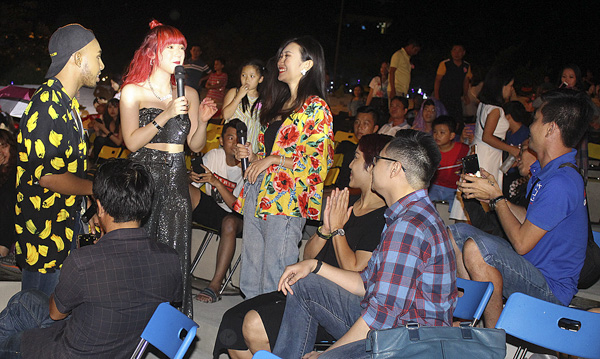 Ca sĩ Jannine Weigel giao lưu với khán giả.